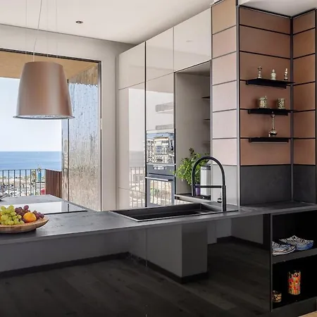 Top-floor Sea View With Pool Access