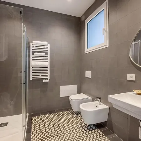 Top-floor Sea View With Pool Access شقة