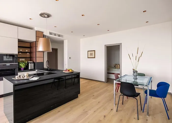 Top-floor Sea View With Pool Access 公寓